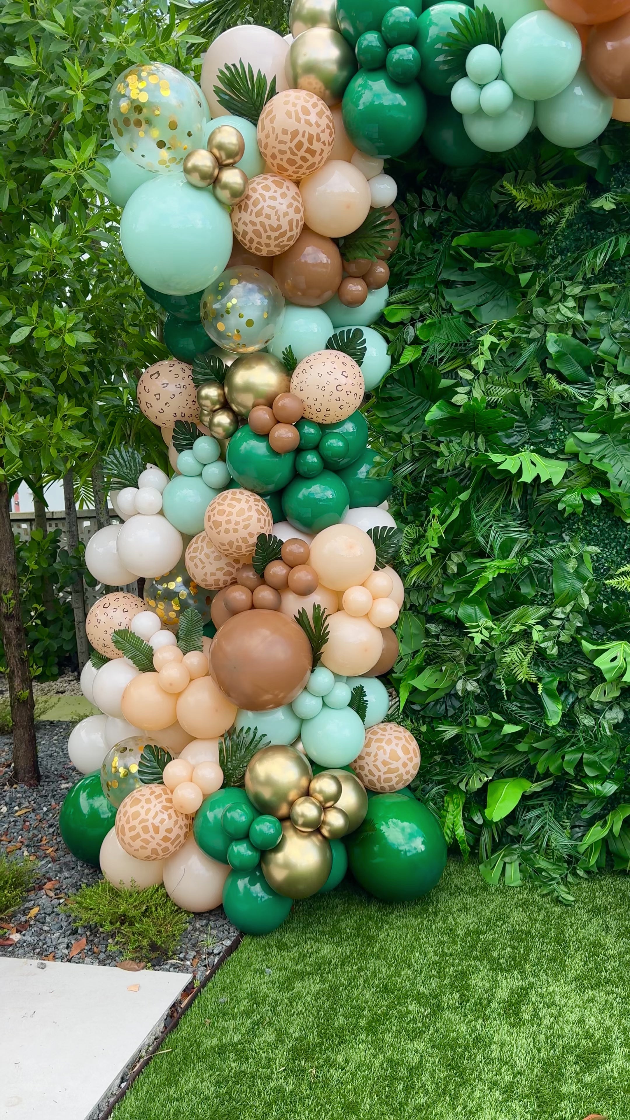 Safari Jungle Theme Backdrop & Balloon Garland
